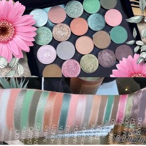 In Mel's Memory Eyeshadow Bundle Retro palette inspired by Natasha Denona